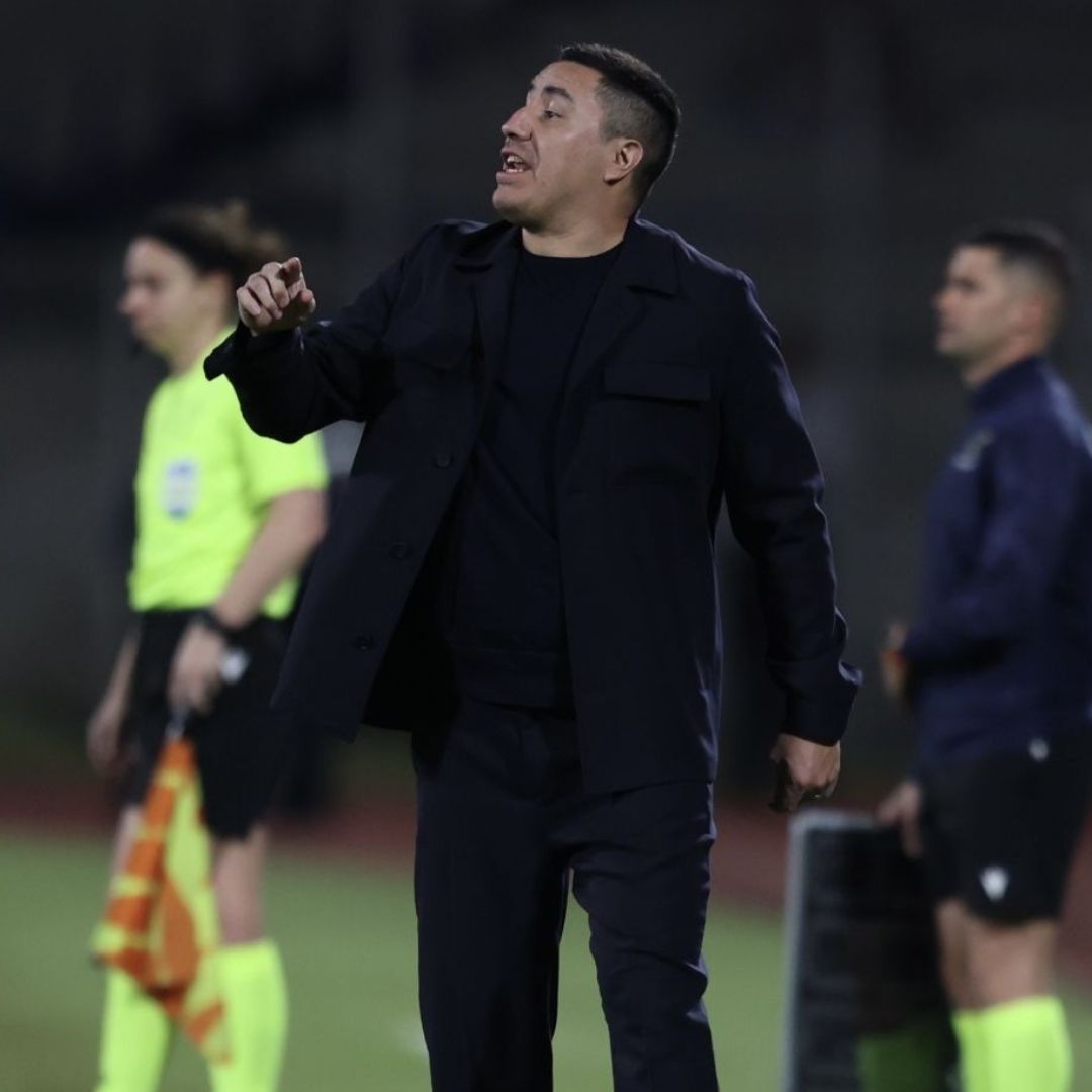 Efraín Juárez ha perdido respaldo debido a su comportamiento en el banquillo de los Pumas.