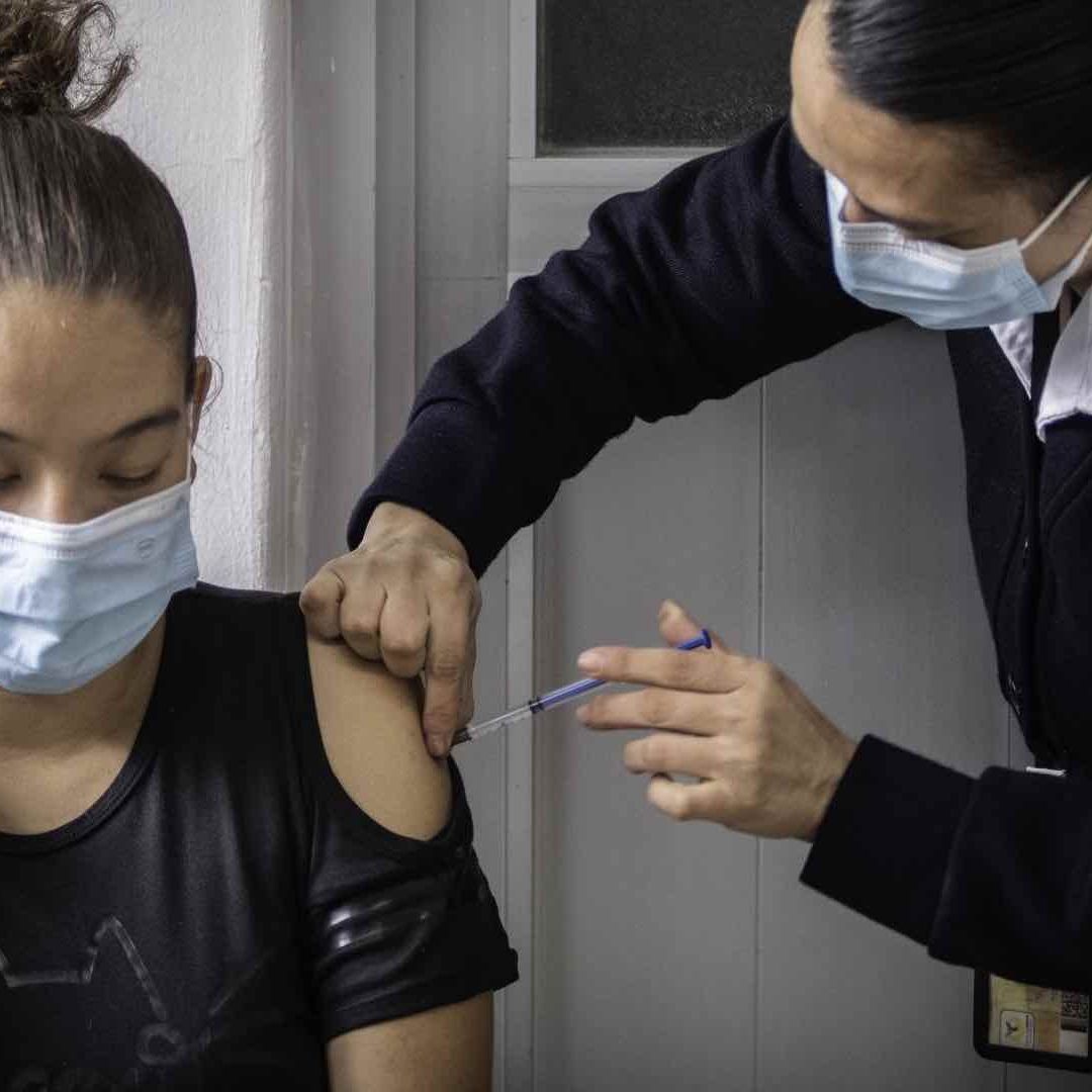 La ciencia nos dice cada cuánto debes ponerte un refuerzo contra el covid-19
