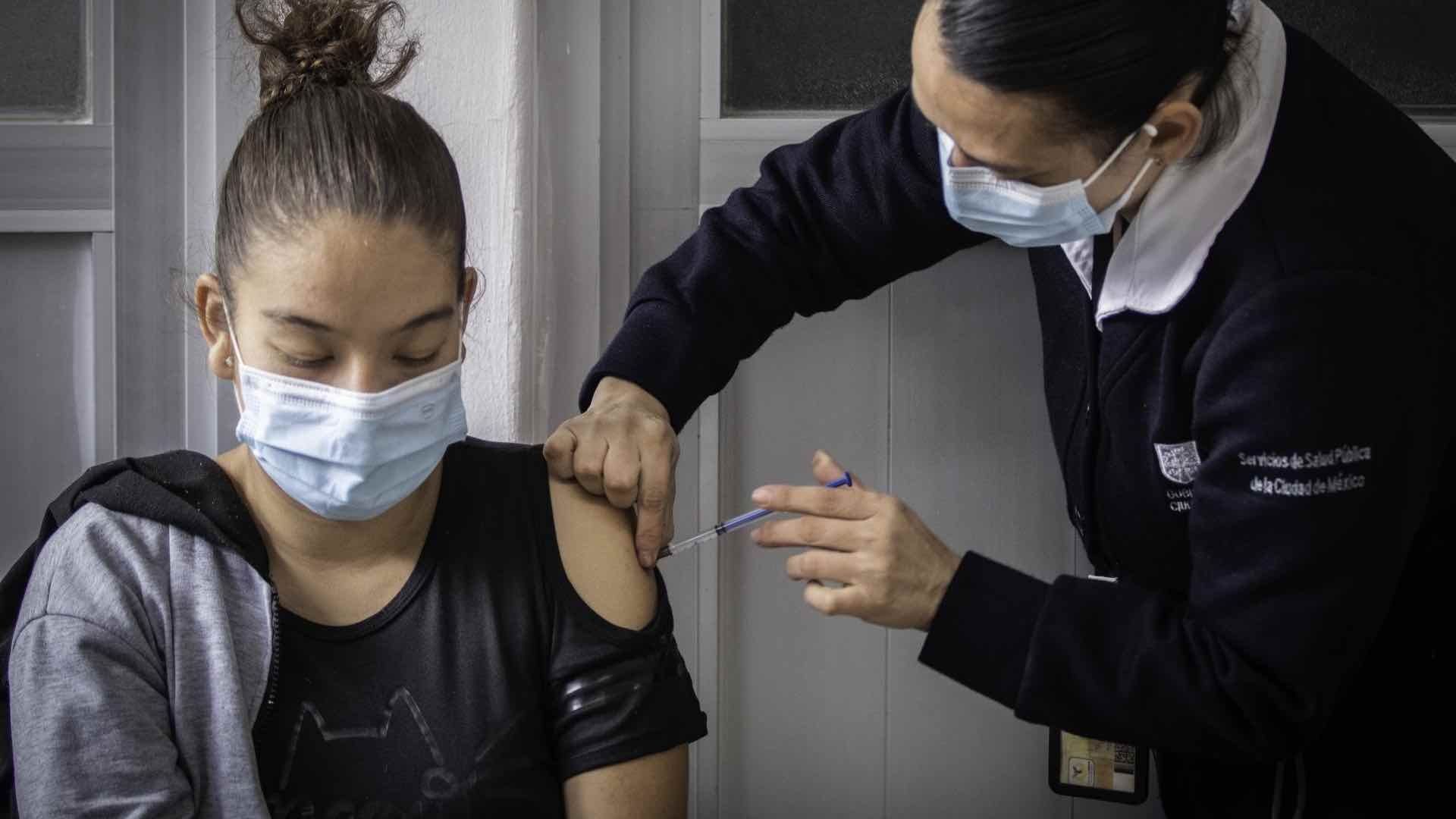 La ciencia nos dice cada cuánto debes ponerte un refuerzo contra el covid-19