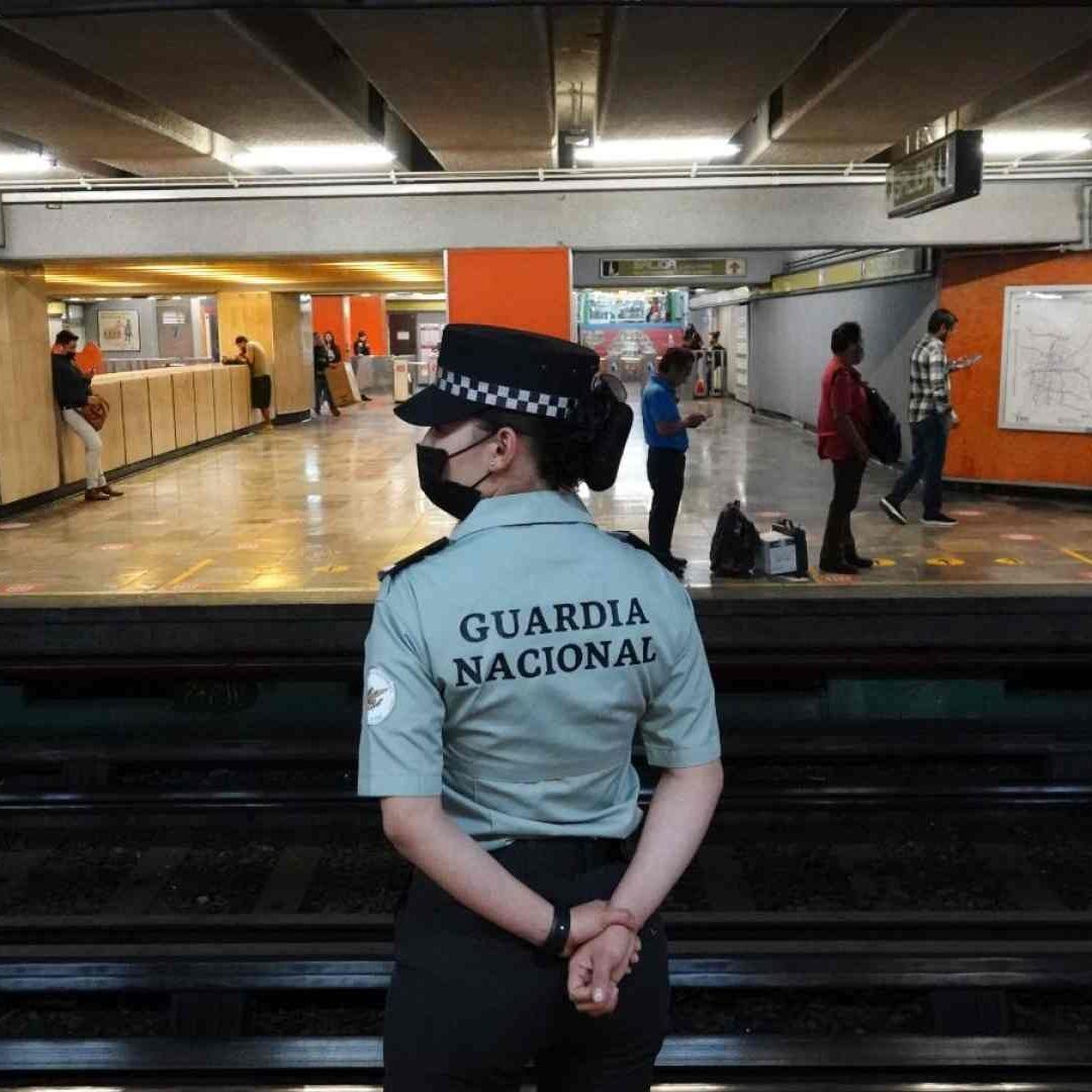 Elemento de la Guardia Nacional vigila el Metro