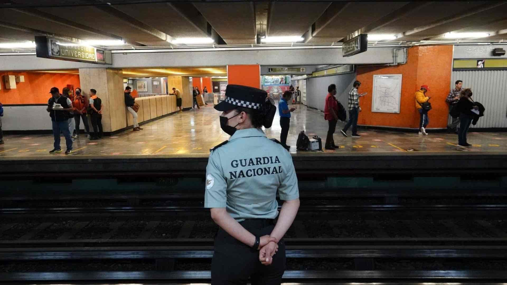 Elemento de la Guardia Nacional vigila el Metro