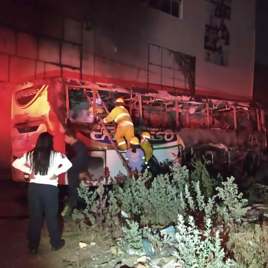 Vandalizan y quema unidades de transporte de pasajeros en Nextlalpan
