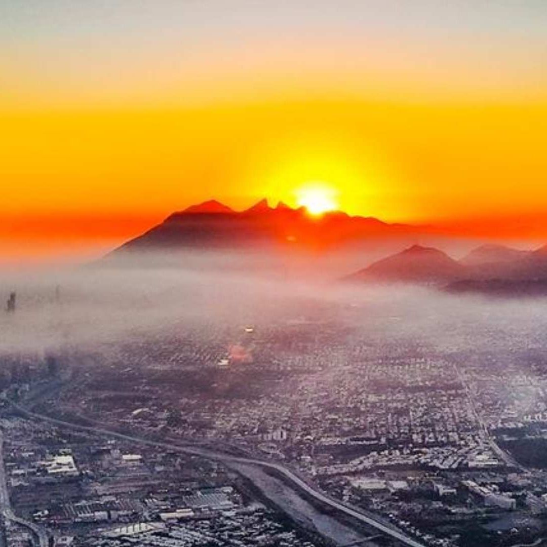 Amanecer con cielo nublado en Monterrey, Nuevo León