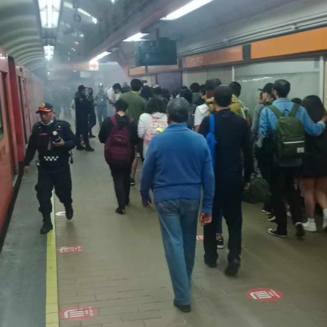 Desalojo del convoy de Línea 7 del Metro tras el desacoplamiento de un vagón