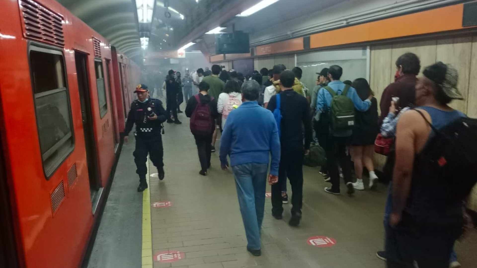 Desalojo del convoy de Línea 7 del Metro tras el desacoplamiento de un vagón