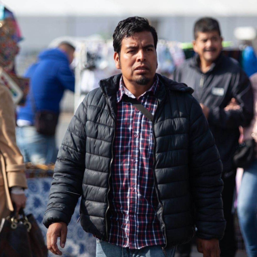 Personas usando abrigos y chamarras por frío
