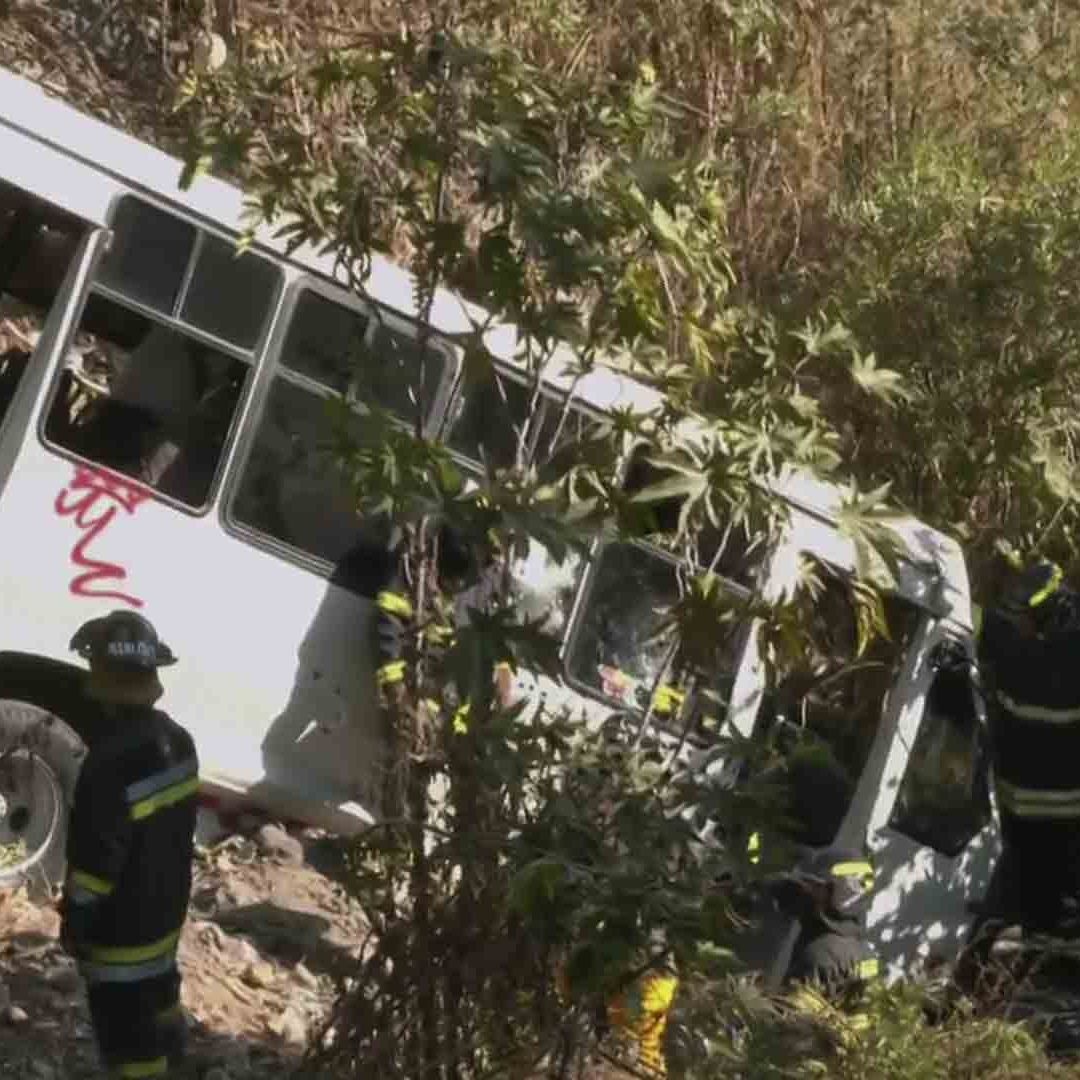 Microbús cae a barranco en Naucalpan