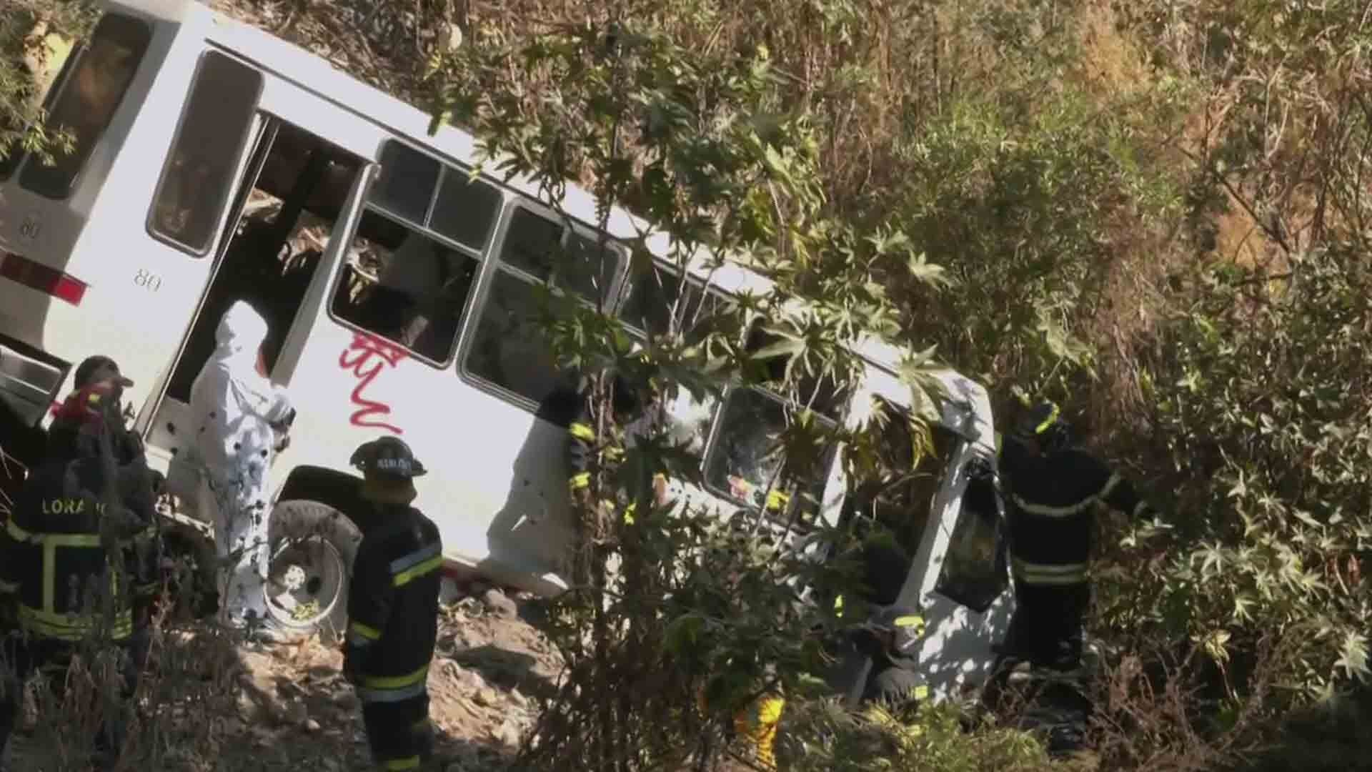 Microbús cae a barranco en Naucalpan
