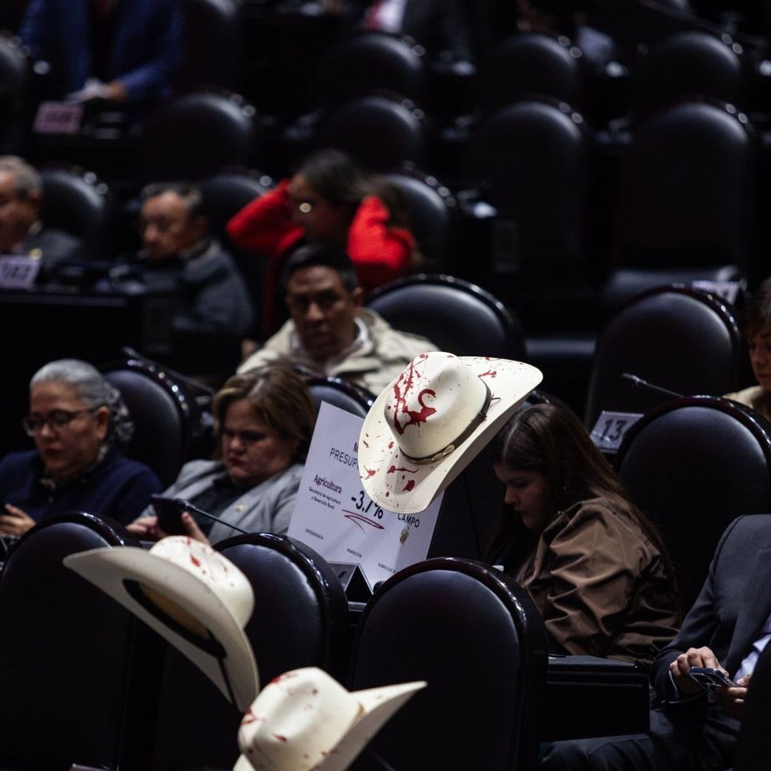 Carlos Manzo: Diputados Rinden Homenaje con Sombreros y Minuto de Silencio