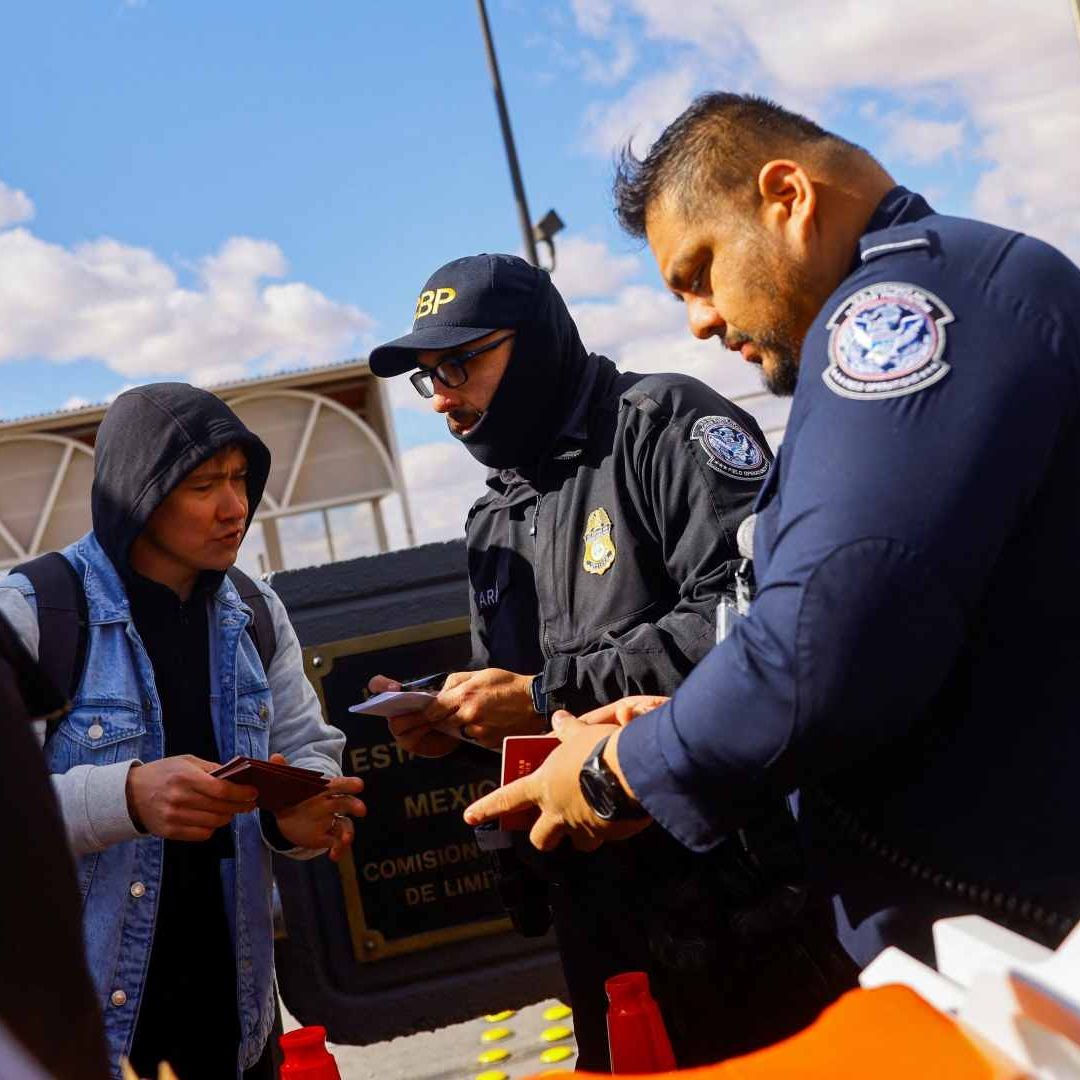 Migrantes ingresan a Estados Unidos desde México