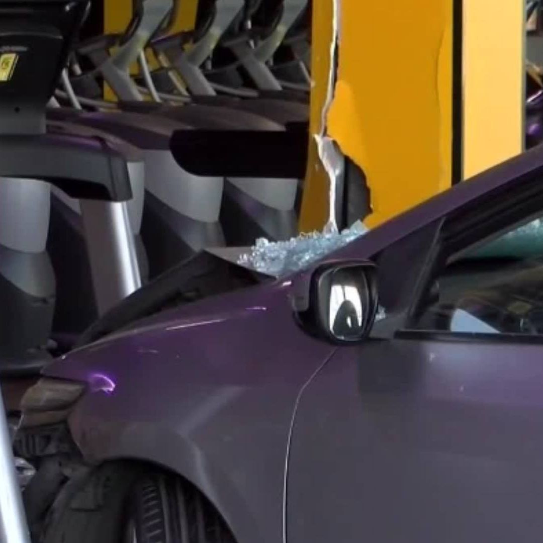 Carro se mete a gimansio