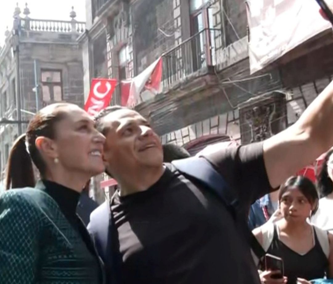 La presidenta Sheinbaum se tomó fotos con la gente