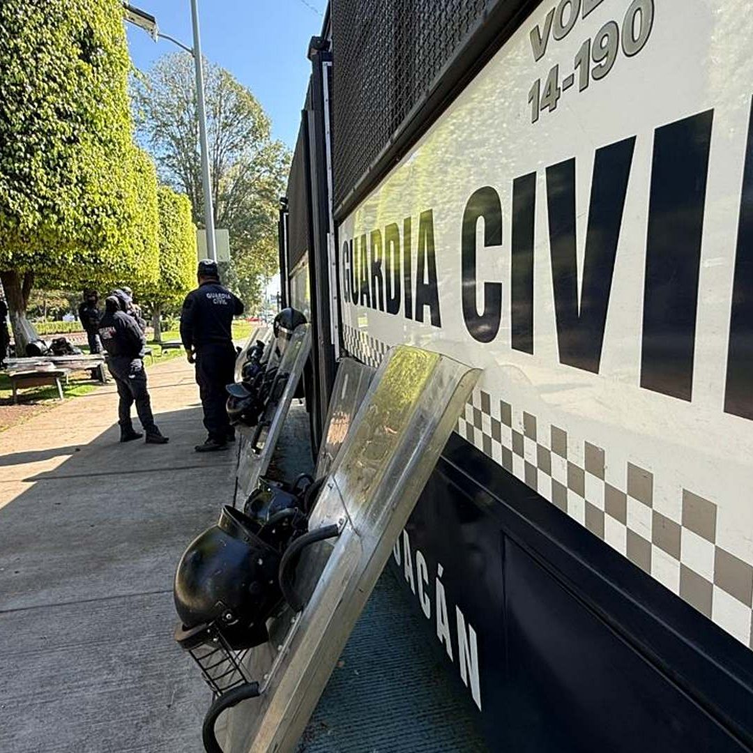 Policías mantienen vigilancia luego de protestas por asesinato de Carlos Manzo. Foto: Fiscalía Michoacán