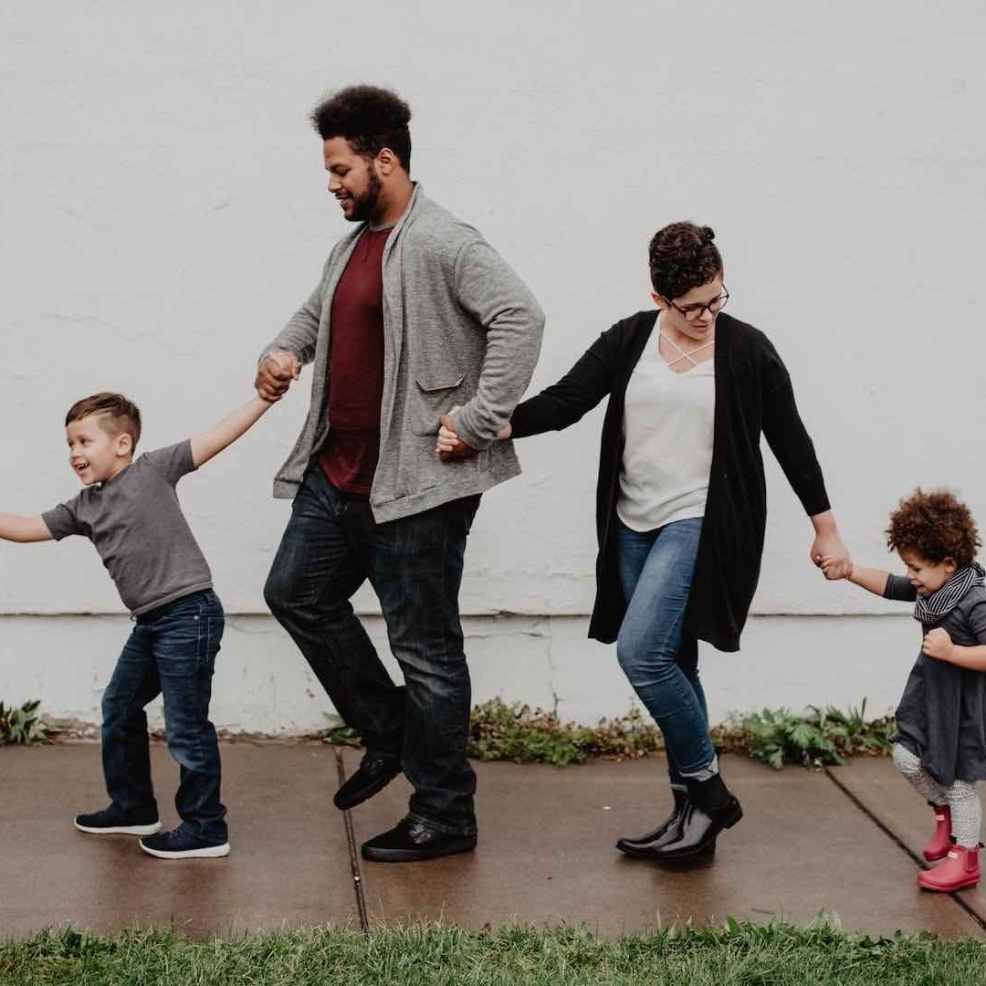Una familia camina junta por la calle de forma natural