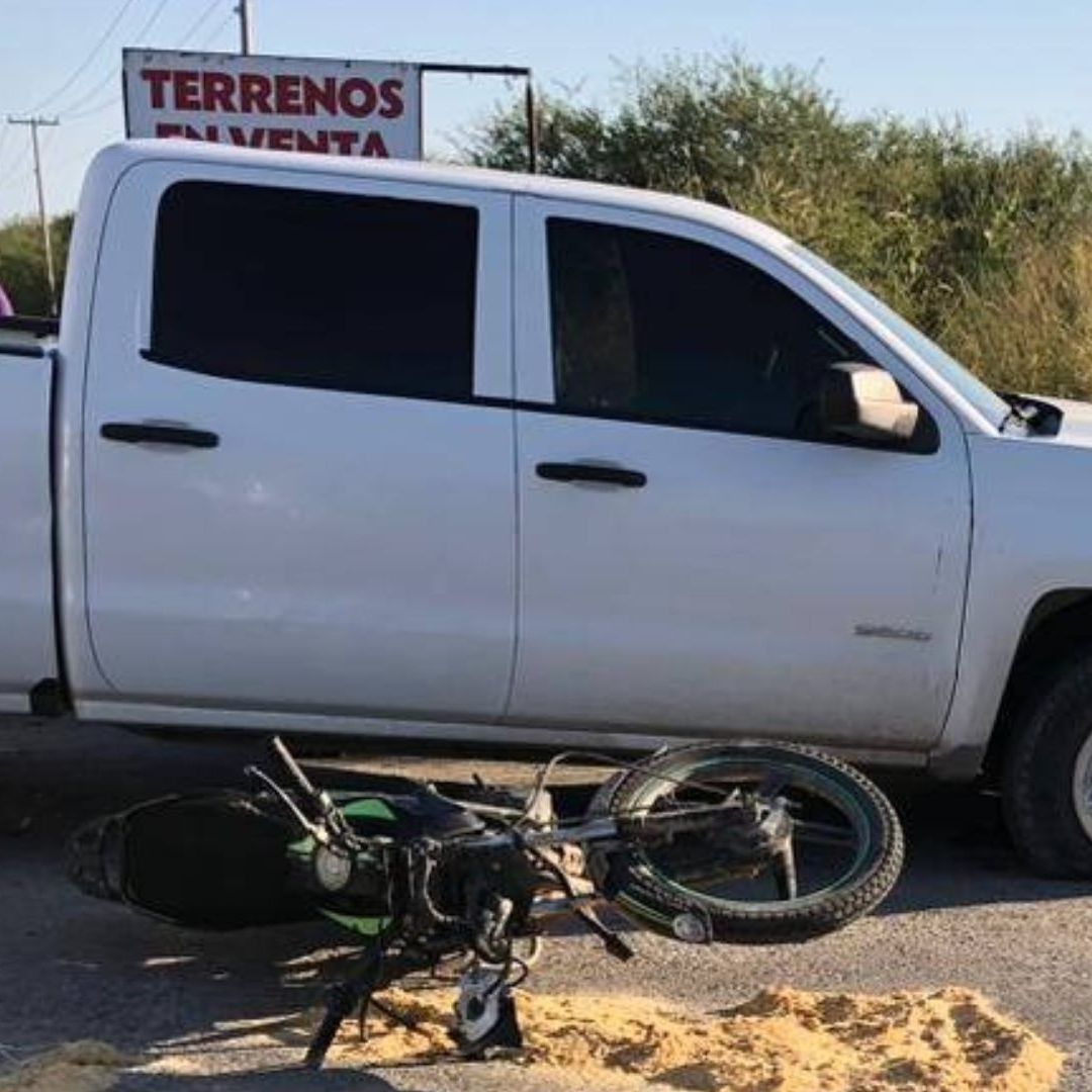 Camioneta choca con moto y atropella a conductor