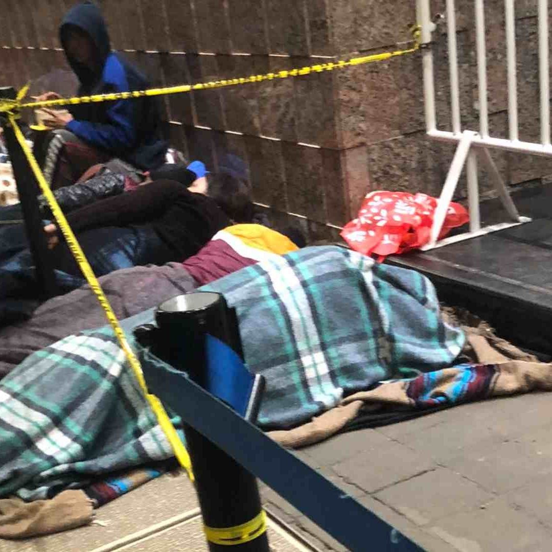 Migrantes duermen afuera de la Comar en espera de refugio