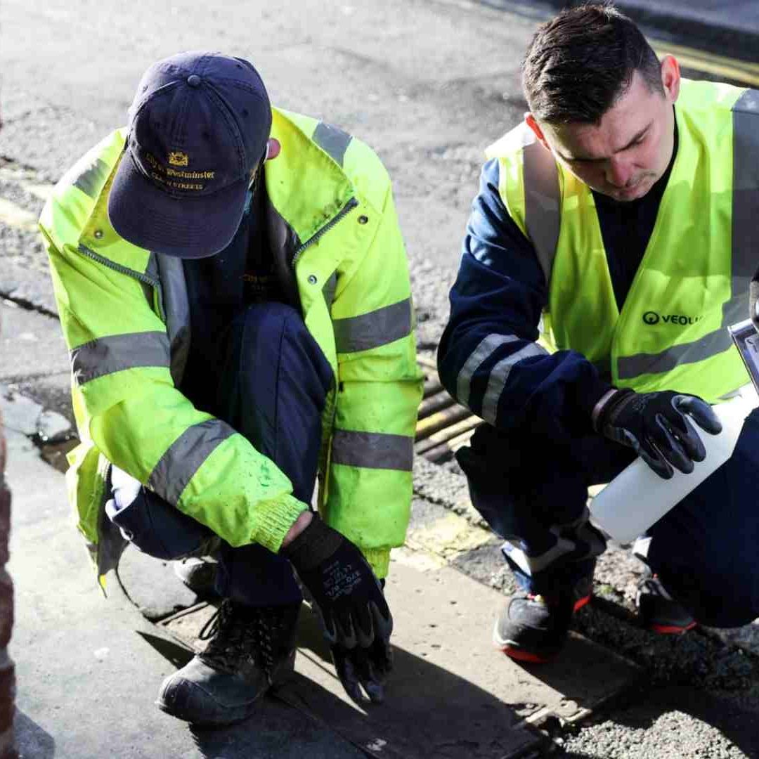 Usan pintura 'antipipí' en Soho, Londres, para disuadir a hombres a orinar en las calles