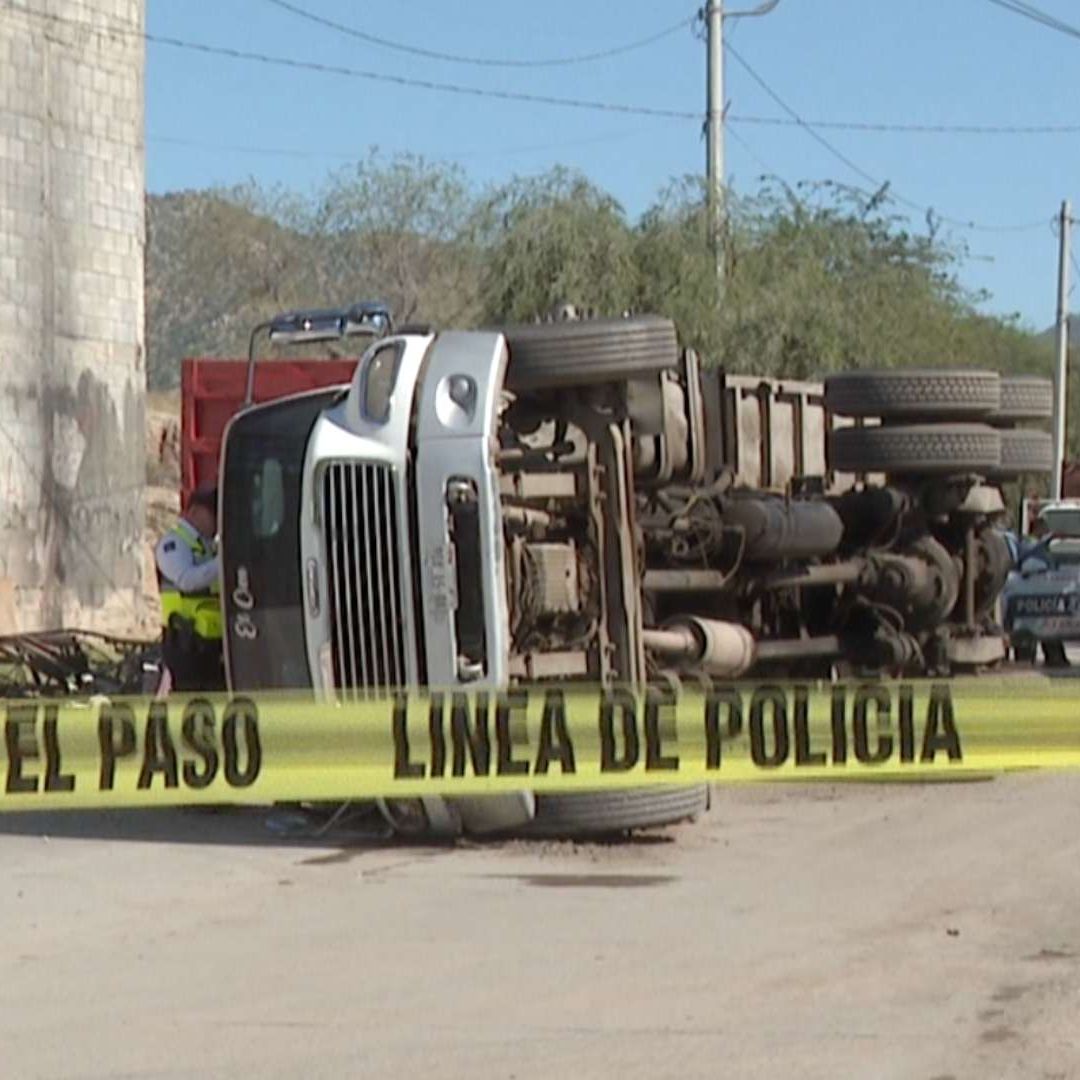 Vehículo que Transportaba Fierro Viejo Terminó Volcándose en Invasión Guayacán de Hermosillo