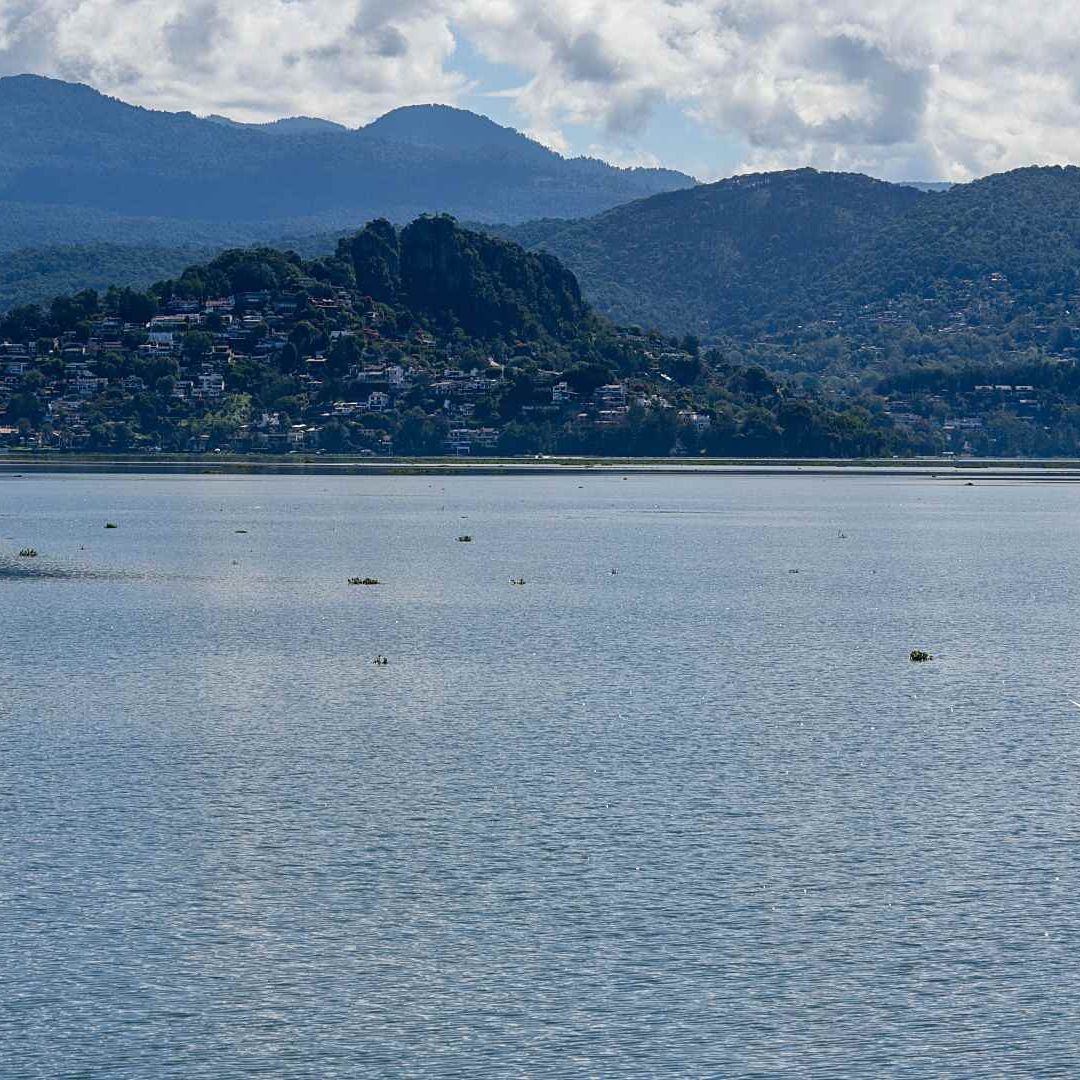 Imagen de la presa de Valle de Bravo con grandes niveles de agua