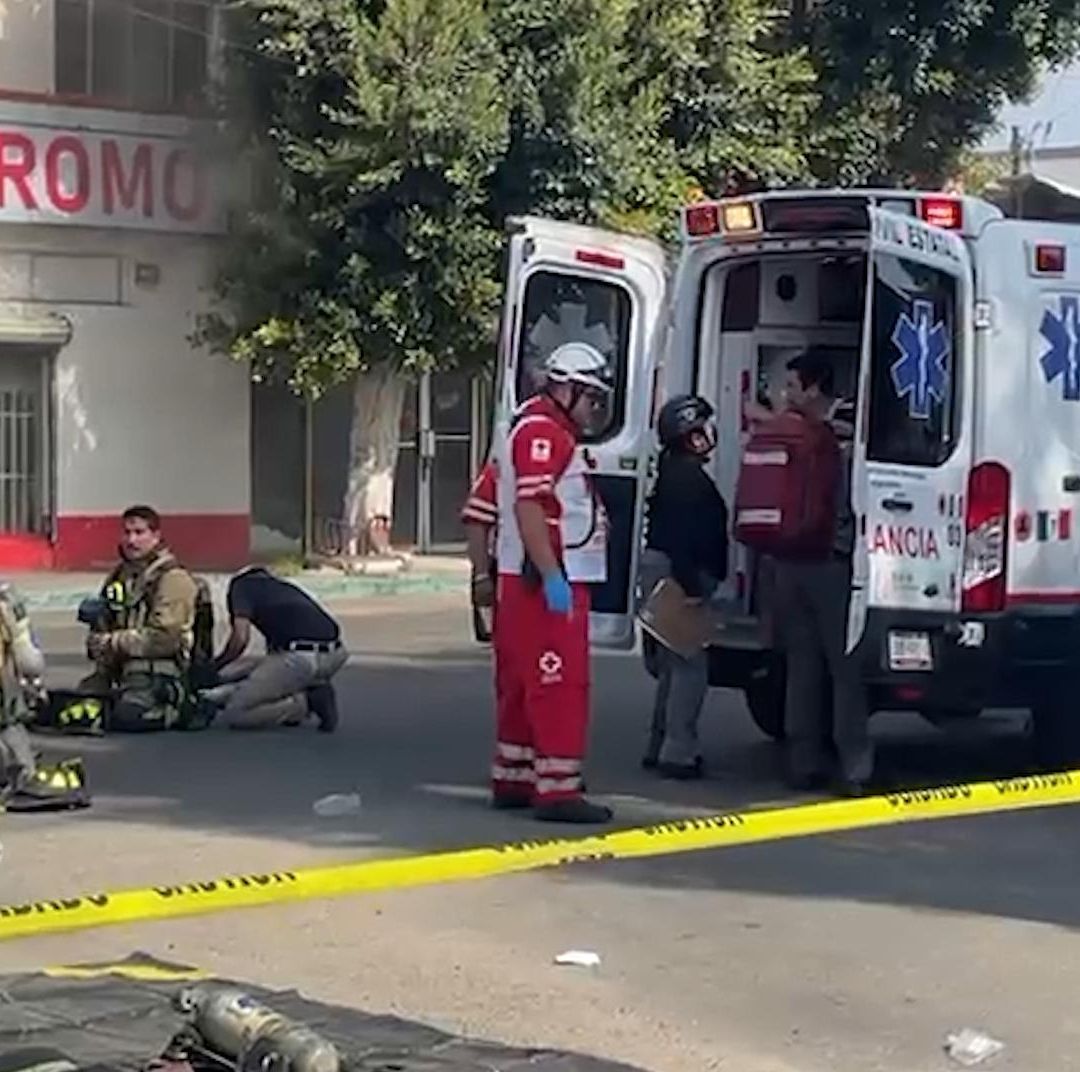 Reportan Incendio en Comercio de Zona Centro; Bomberos Trabajan en el Lugar