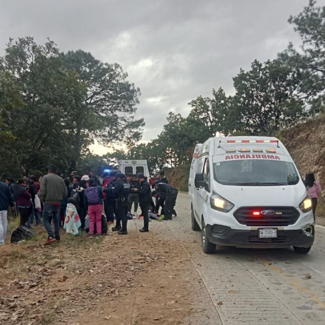 Una ambulancia al lado de un grupo de personas.