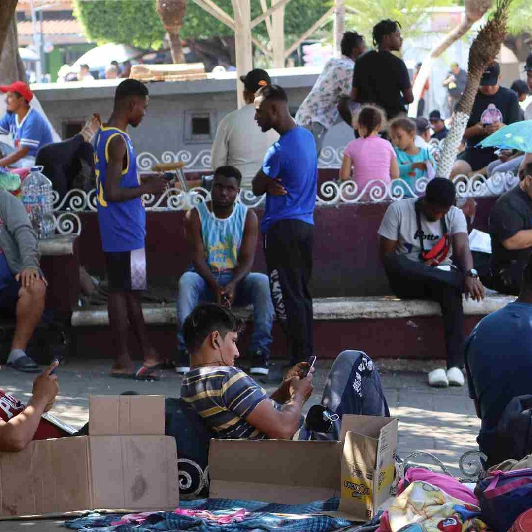 Extranjeros llevan más de dos meses varados sin atención del Instituto Nacional de Migración