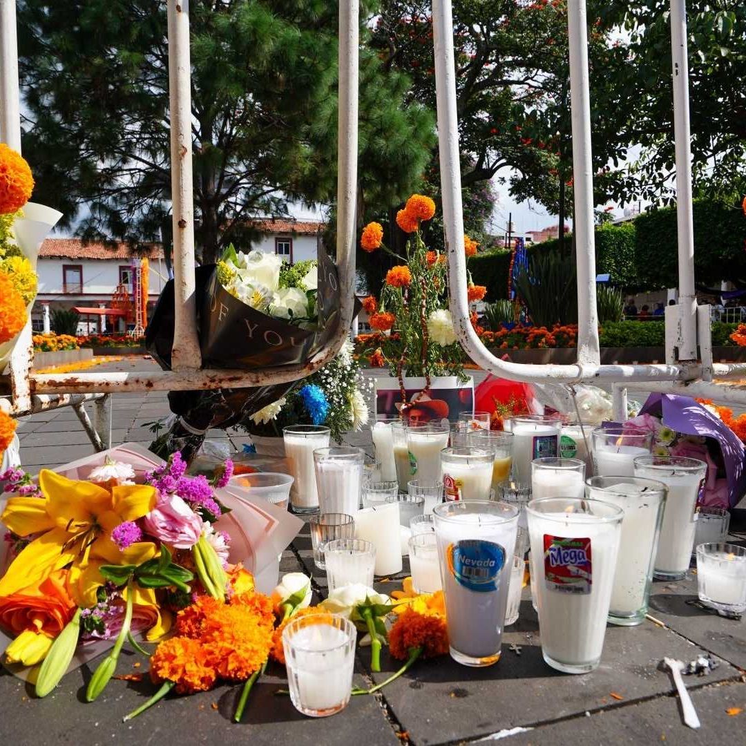 Colocan flores y veladoras en memoria del alcalde de Uruapan
