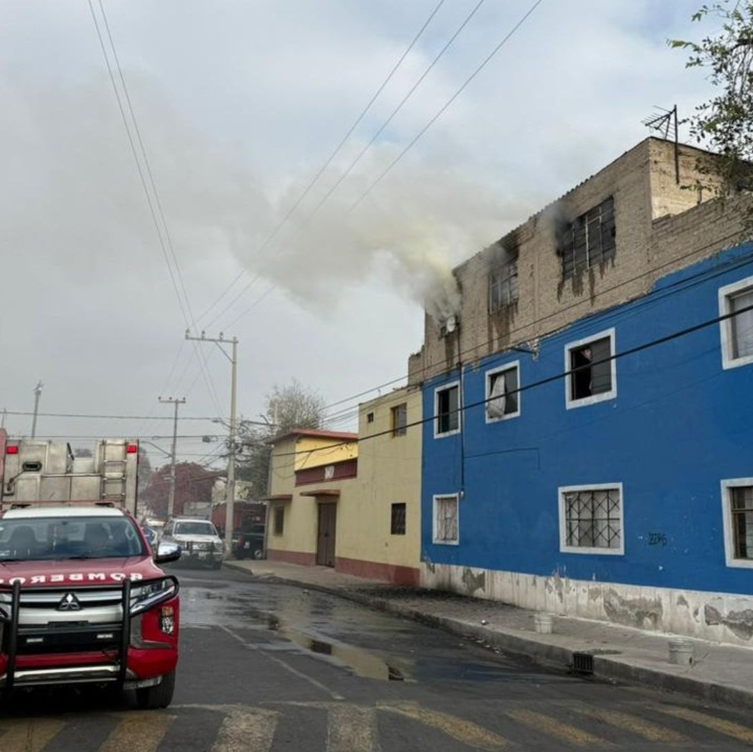 Una casa tiene una columna de humo por un incendio.