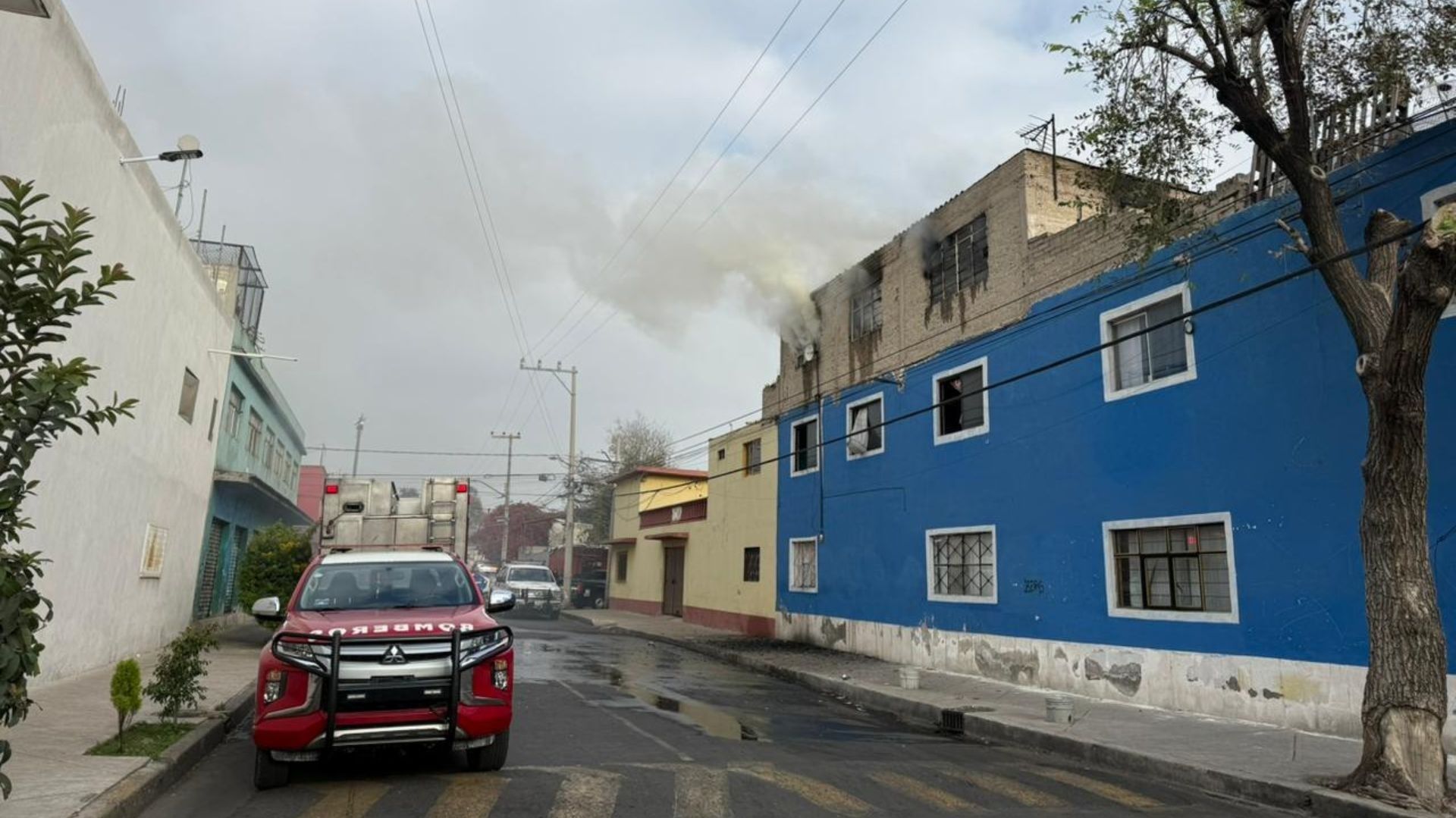 Una casa tiene una columna de humo por un incendio.