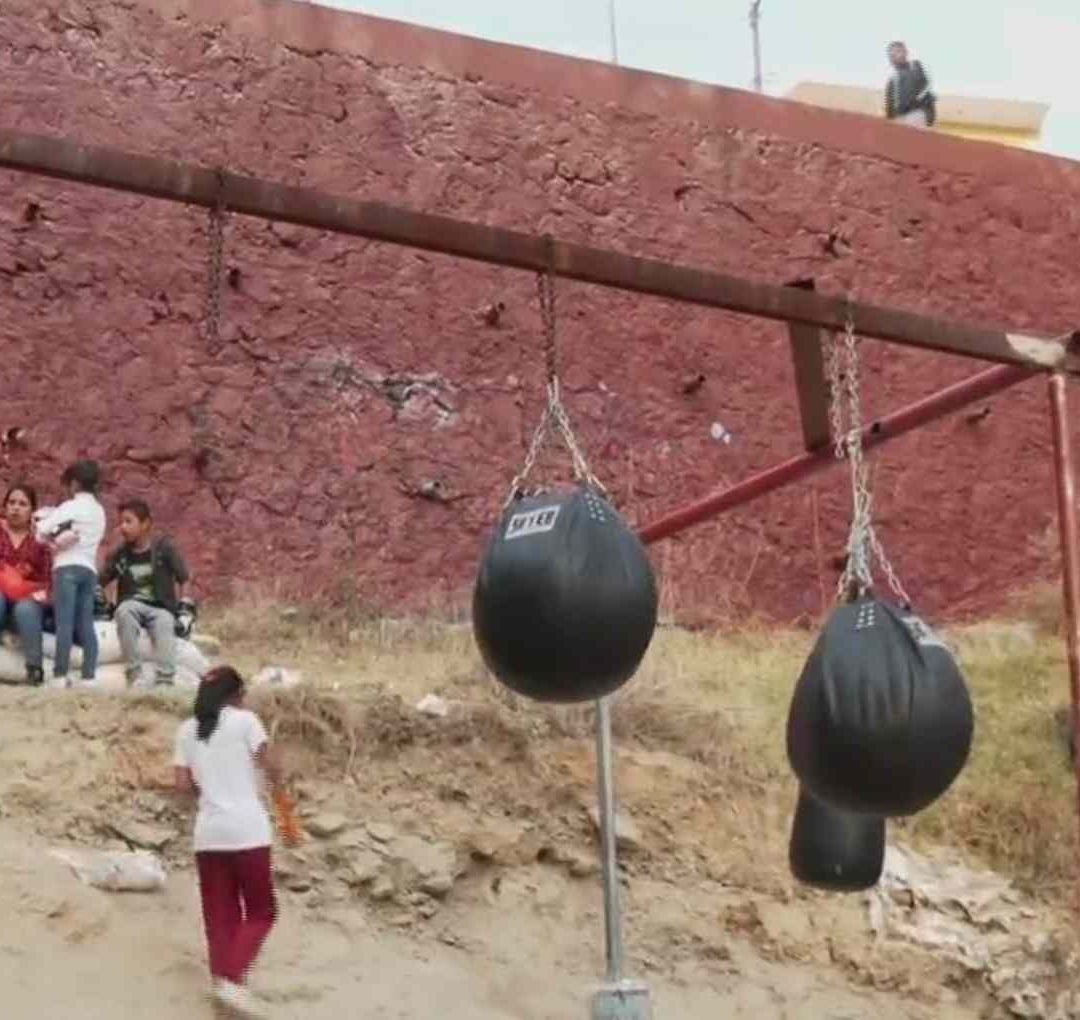 Niños practican box en una barranca de Barrio de Praderas de San Mateo, Naucalpan