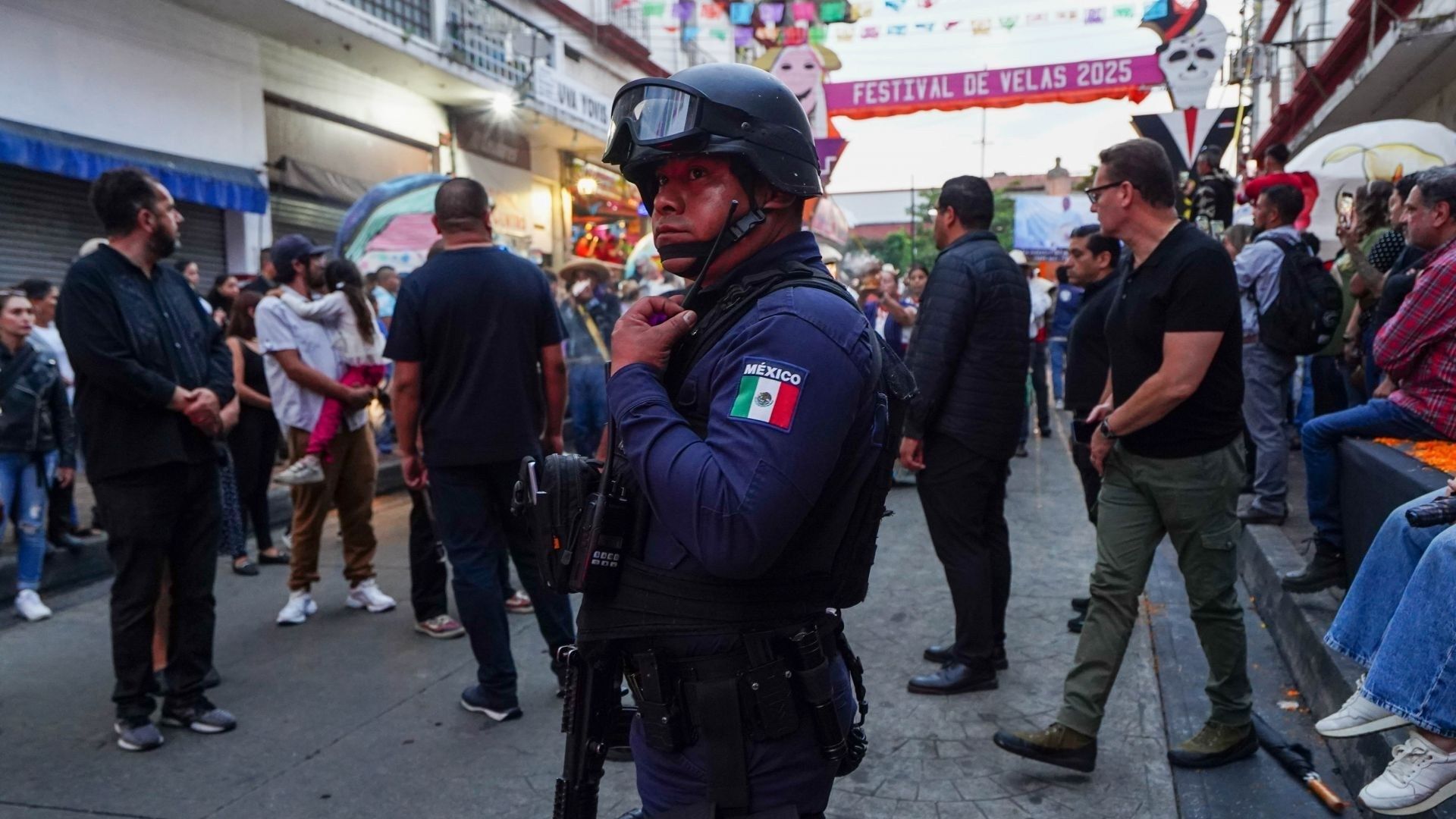 Un policía durante la despedida del féretro de Carlos Manzo
