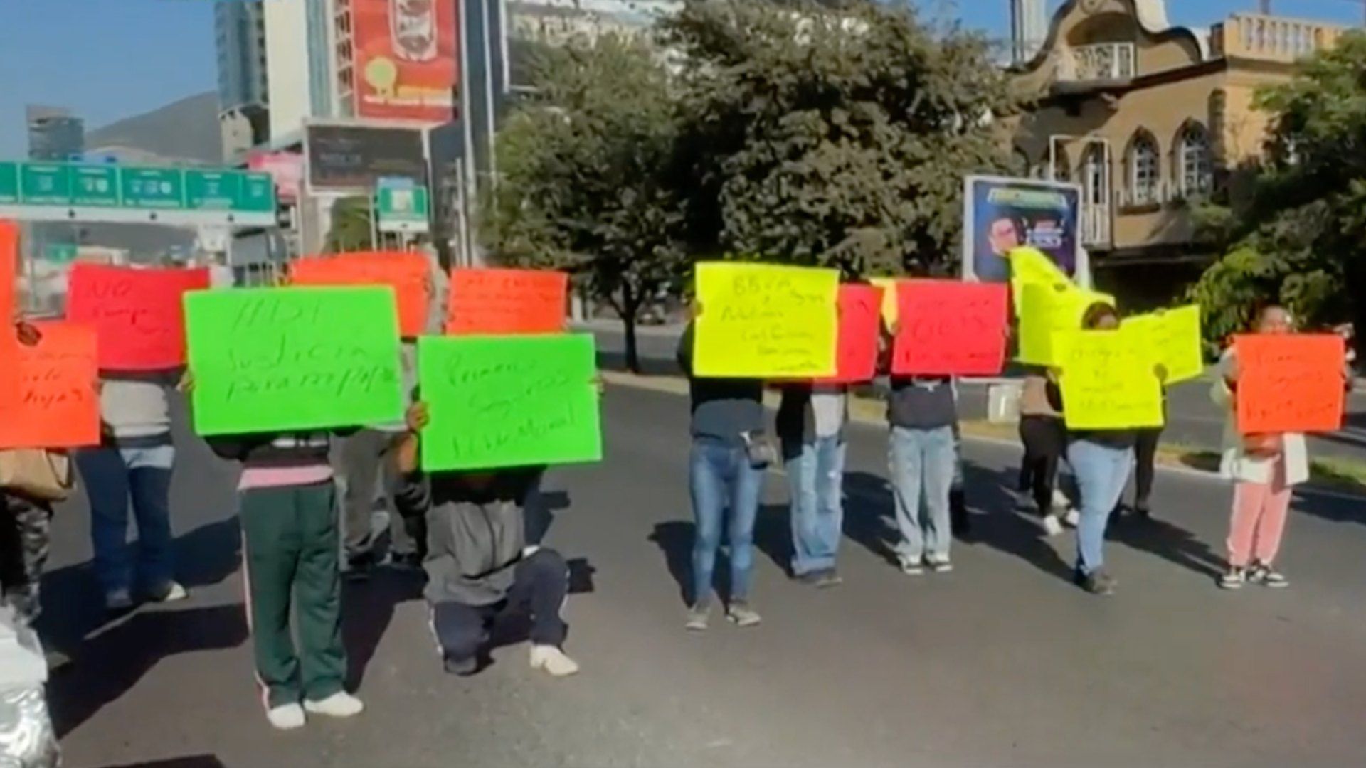 Manifestantes con carteles bloquean avenida Constitución, en Monterrey