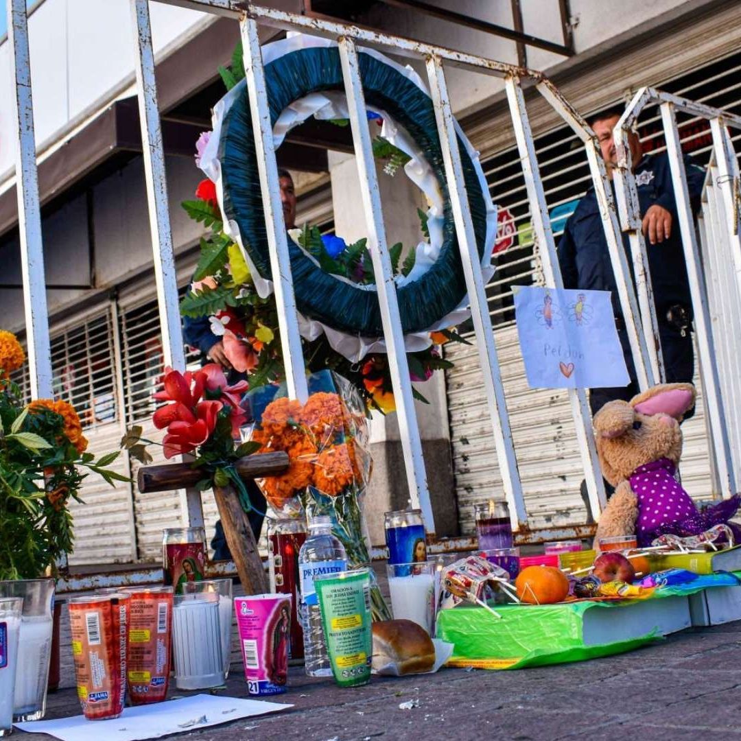 Colocan veladoras y flores en memoria de las víctimas por la explosión, en Hermosillo, Sonora