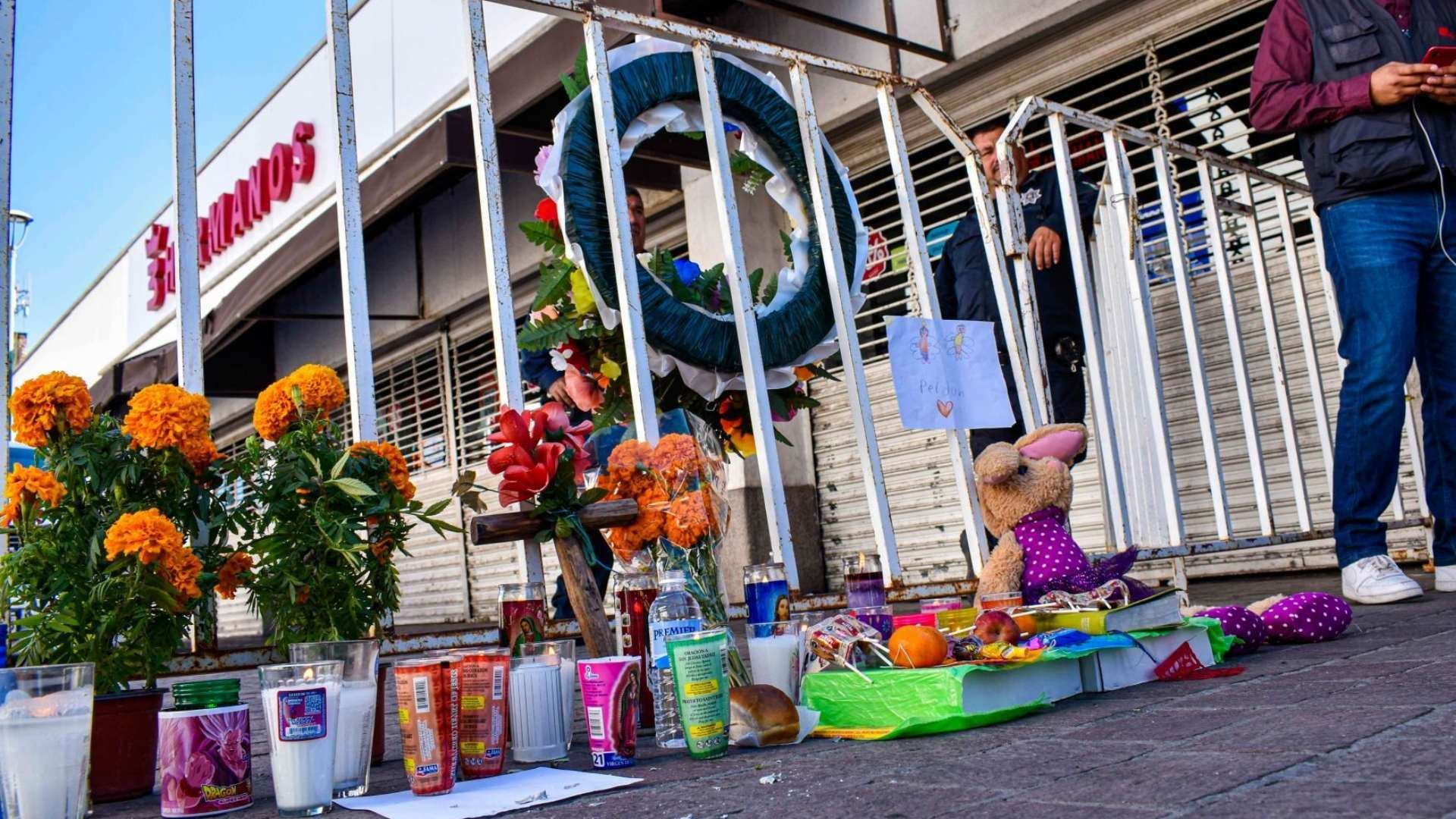 Colocan veladoras y flores en memoria de las víctimas por la explosión, en Hermosillo, Sonora