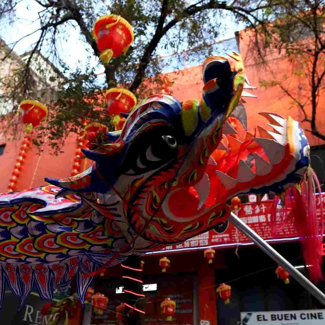 Calle de Dolores en el Centro Histórico durante los festejos por el Año Nuevo Chino
