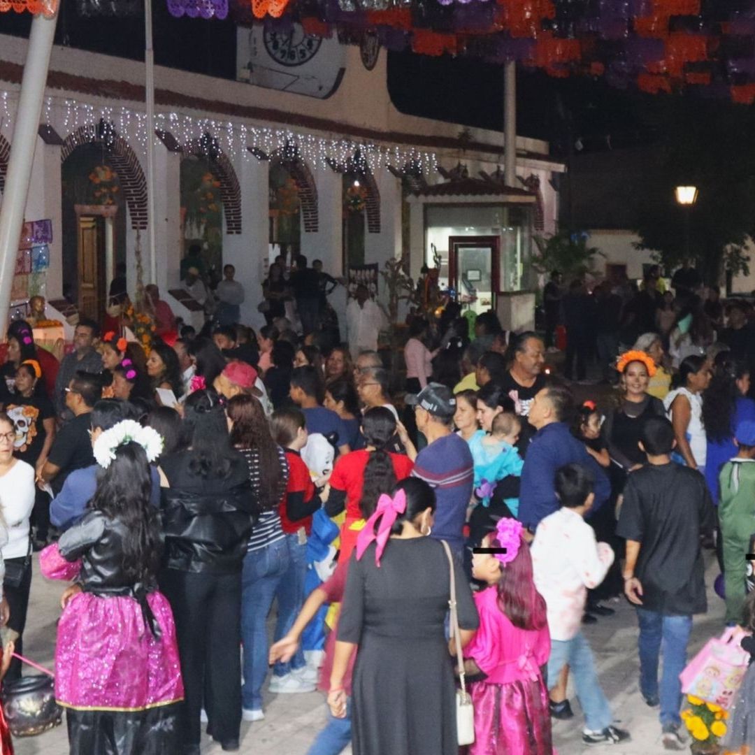 Explota Carro Alegórico en Mazatepec, Morelos, en Desfile de Día de Muertos y Deja 10 Heridos.