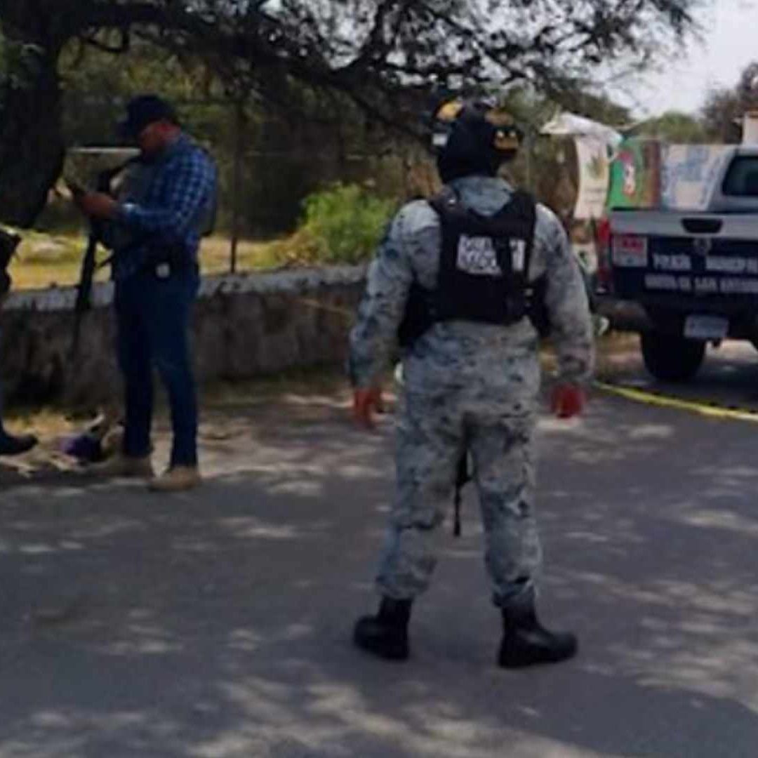 Los civiles armados escaparon a bordo de una camioneta negra