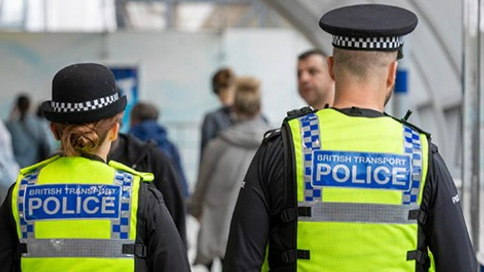 Los 2 Detenidos por Apuñalamientos en Tren que Iba a Londres son Británicos;Descartan Terrorismo.