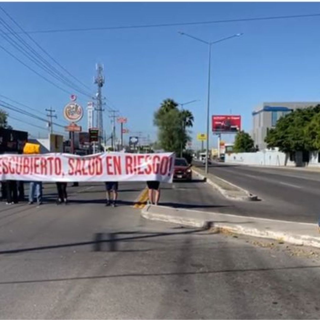 Vecinos se Manifiestan por Fuga de Drenaje de Plaza Comercial en Colonia Misión del Sol