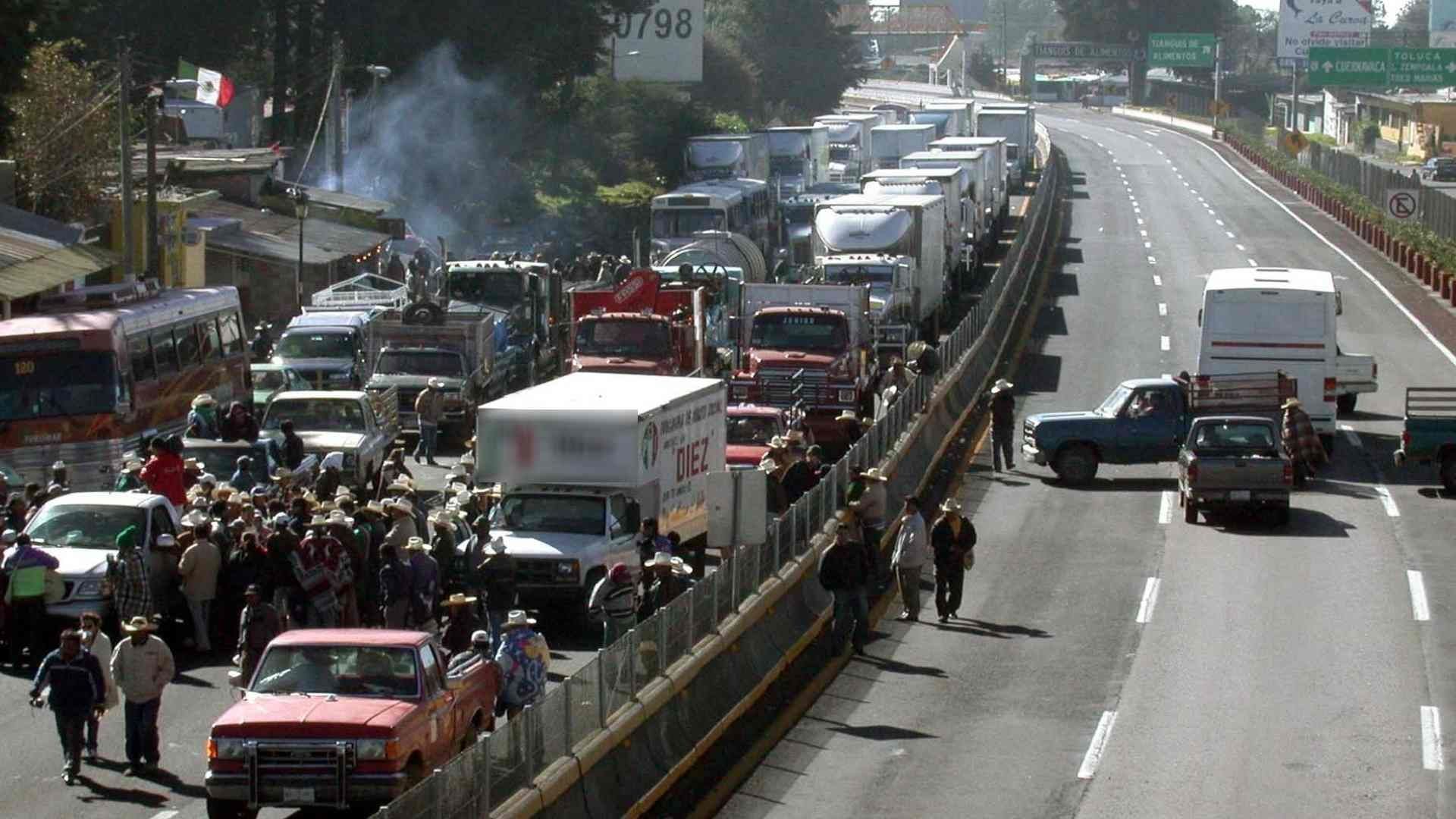 Bloqueo de campesinos hoy. Foto: Cuartoscuro