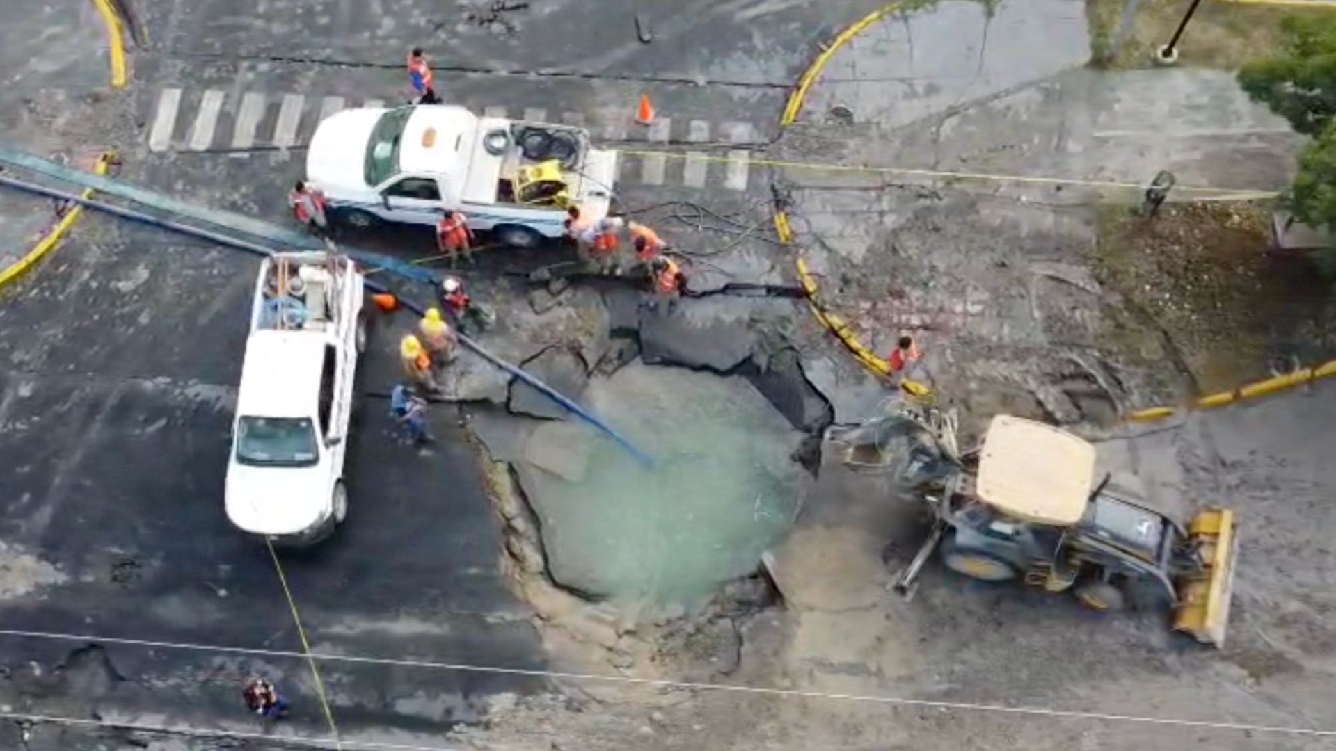 Toma aérea de la mega fuga de agua potable en avenida López Mateos
