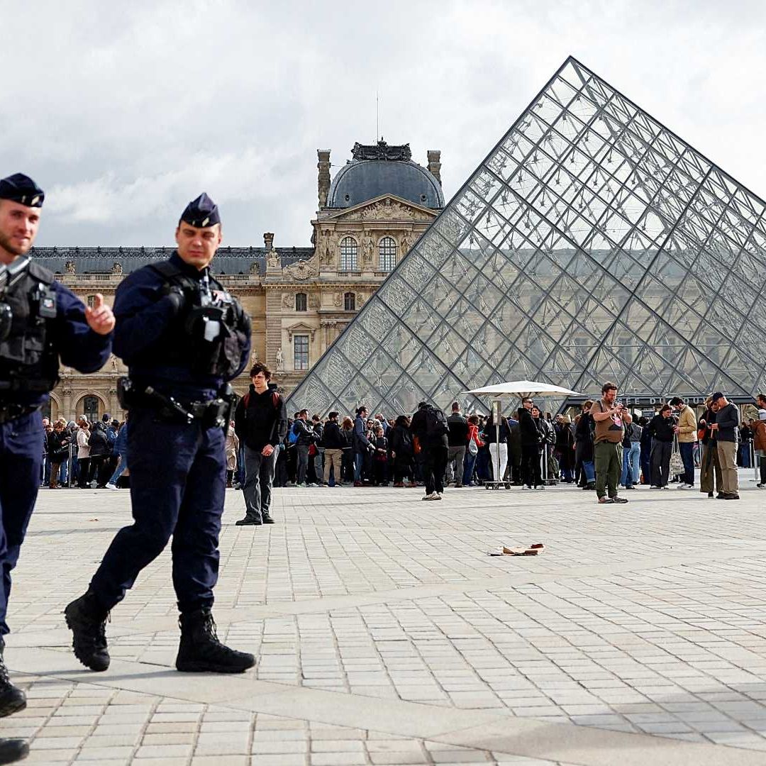 Agentes franceses caminan cerca de la pirámide de cristal del Museo del Louvre, el 27 de octubre de 2025. Foto: Reuters | Archivo