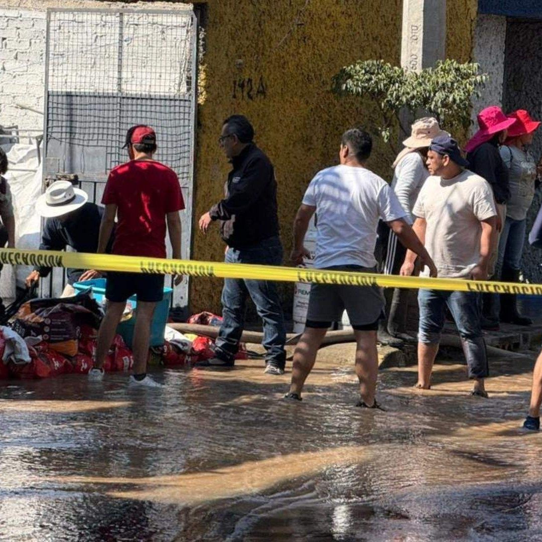 Fuga de agua provoca inundaciones.