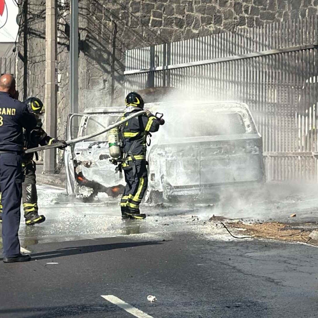Incendio de camioneta en Coanstituyentes y Reforma