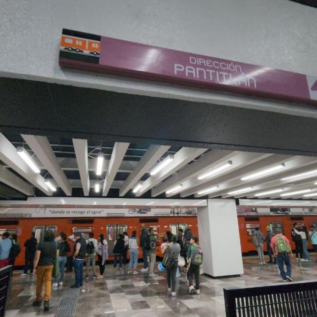 Una estación del Metro con varias personas.