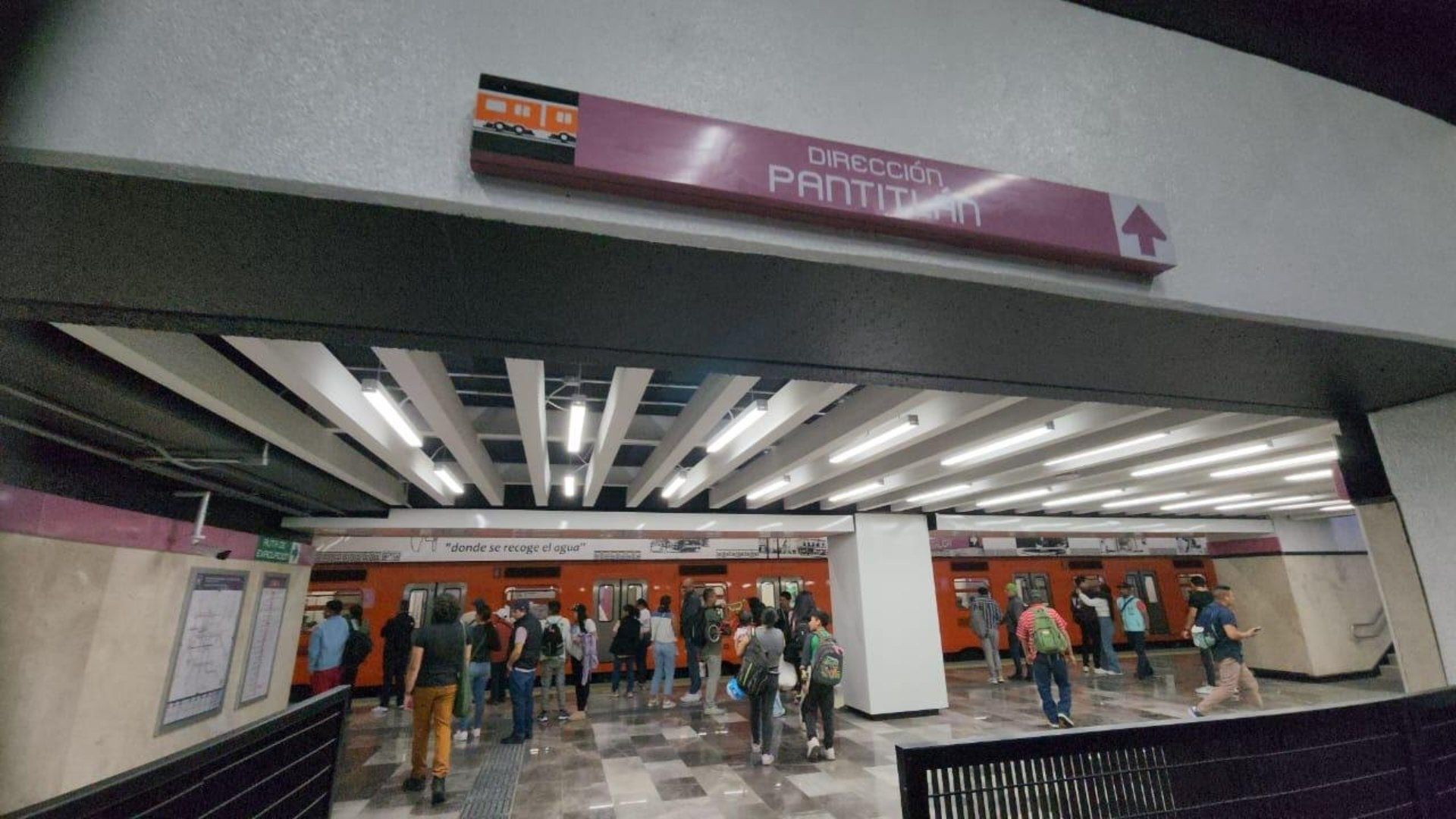 Una estación del Metro con varias personas.