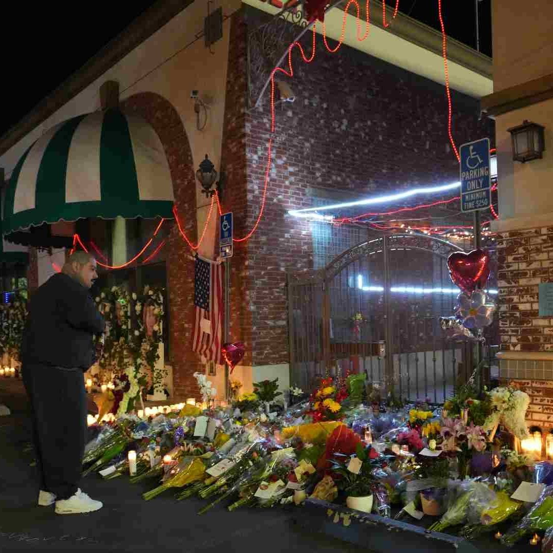 Ofrenda funebre fuera del Star Ballroom Dance Studio, en Monterey Park