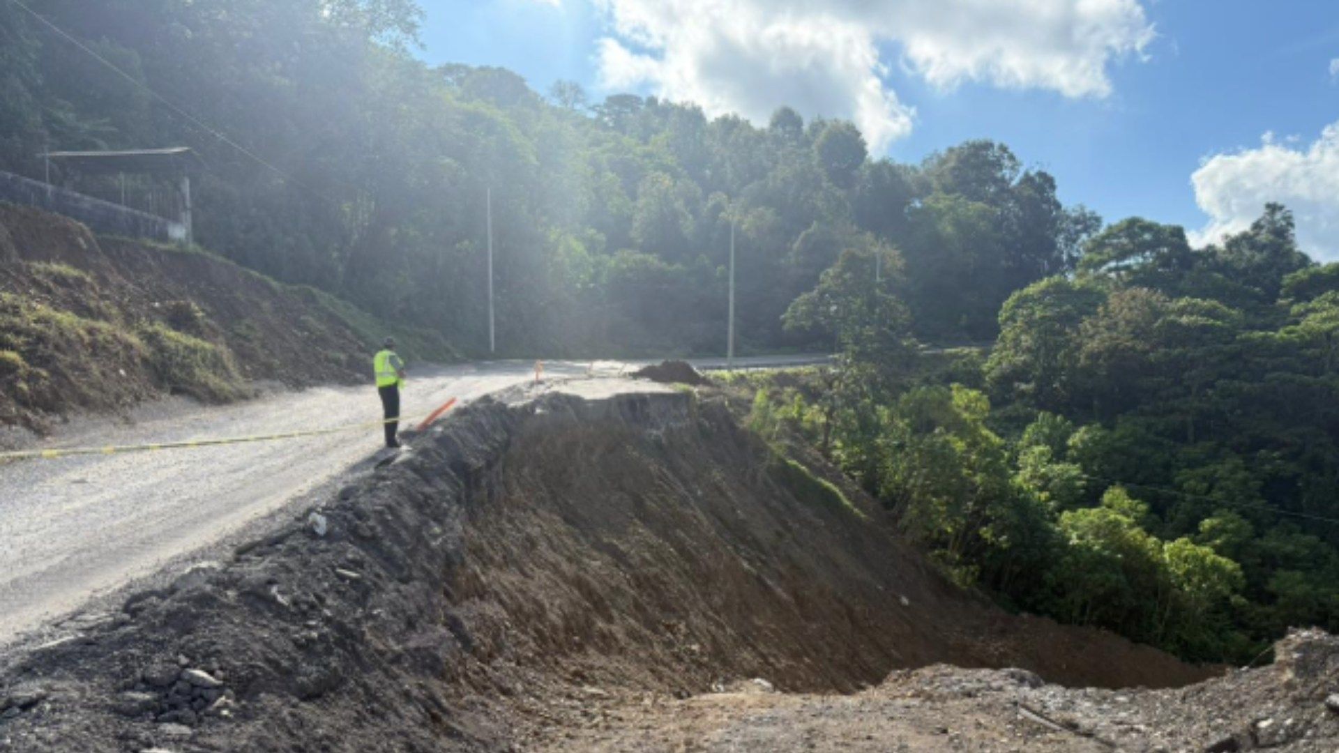 Deslave de un Carril en Carretera Pachuca Tuxpan Puebla por Lluvias