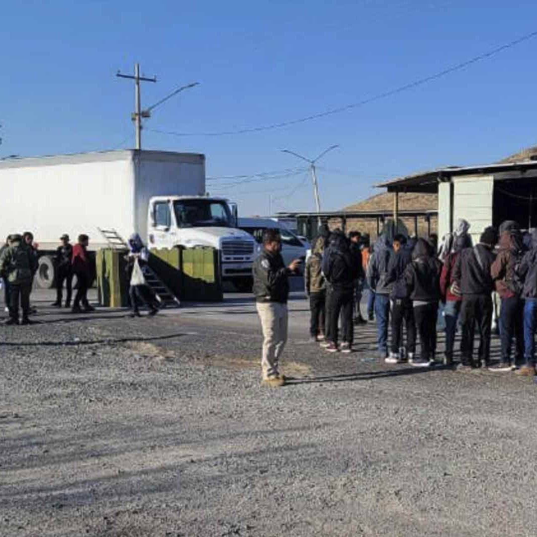 Rescatan a 67 Migrantes Hacinados en un Remolque en Chihuahua