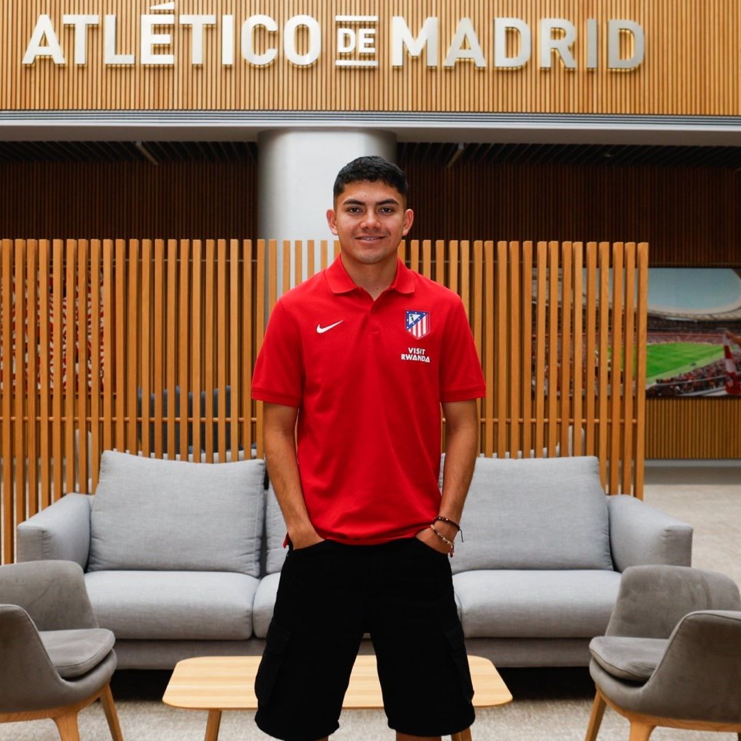 Ronaldo Nájera ya se puso la playera y recorrió las instalaciones del Atlético de Madrid.